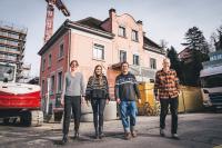 Vor der neuen Geschäftsstelle (v.l.n.r.)
Selina Lutz (Co-Präsidium), Tatjana Eicher (Immobilienbewirtschaftung Luzern ARLEWO AG), Laurin Schwob (Geschäftsführer), Alex Willener (Co-Präsidium)