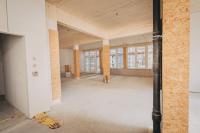 Der Boden wird noch mit einem Anhydrit-Boden samt Bodenheizung versehen, die Decken sind mit schönem Holzbau weitgehend fertiggestellt. Der restliche Ausbau erfolgt in Absprache.