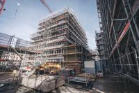 Blick vom Quartierplatz direkt auf den Gewerberaum. Noch wird gebaut.