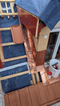 Das Dach mit den vielen verschiedenen Details erforderte handwerkliche Massarbeit.